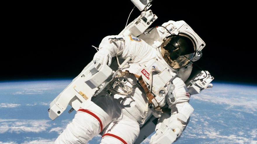 El astronauta Bruce McCandless en su icónico paseo espacial.