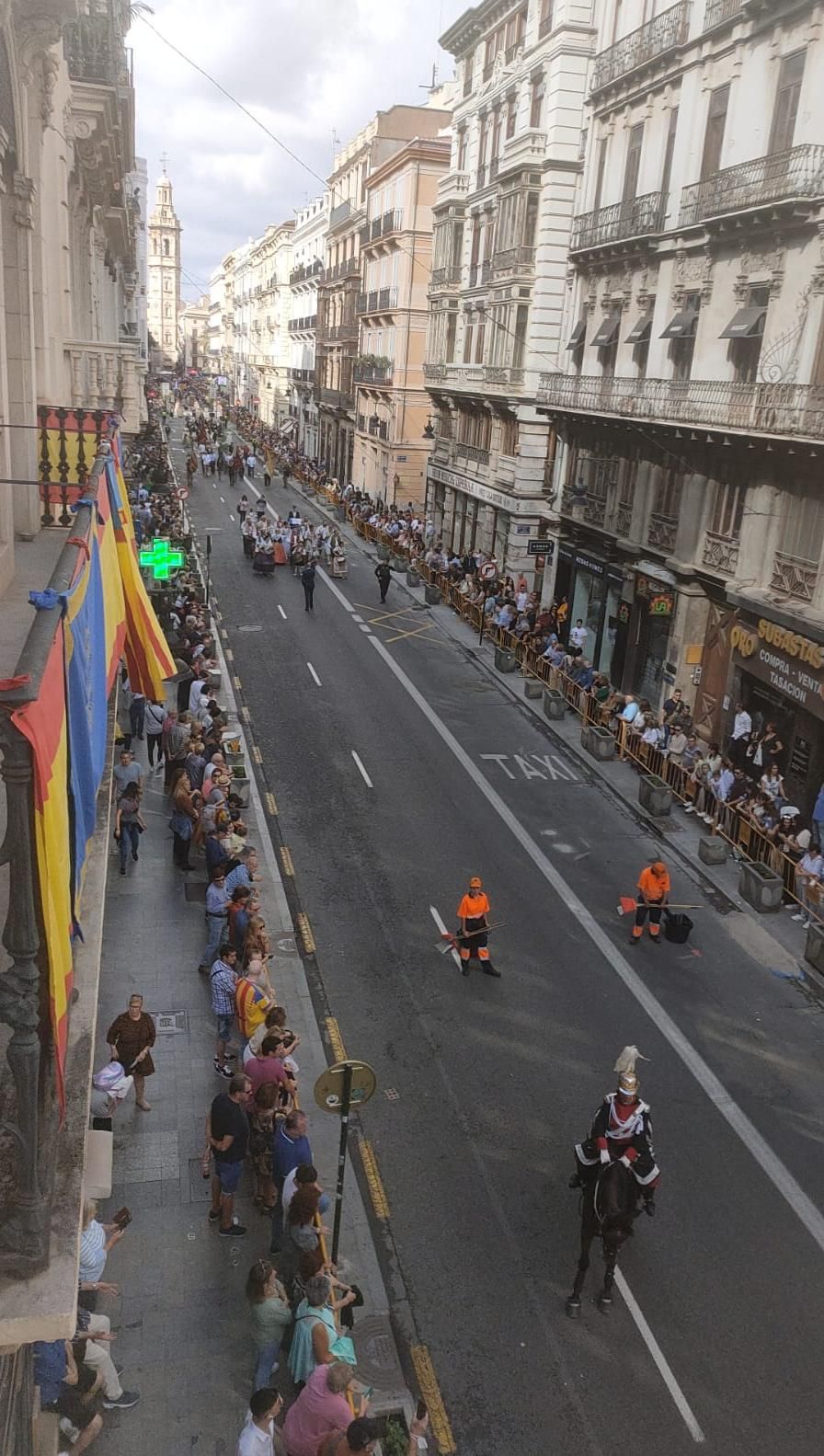 La Senyera, en la calle de la Paz.