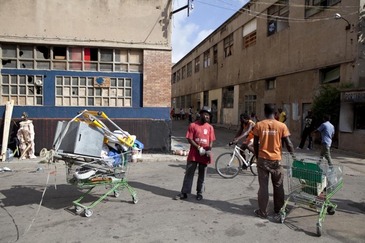 Naus industrials abandonades i ocupades per immigrants al barri de Poblenou.