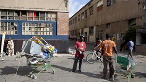 Naus industrials abandonades i ocupades per immigrants al barri de Poblenou.