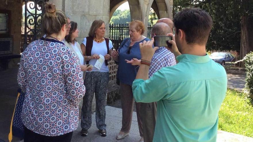 Mercedes Fernández visita la parroquia de Cenero