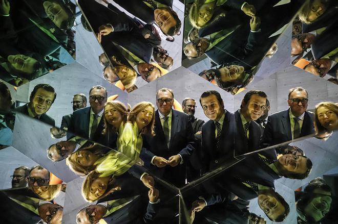 Francesca Thyssen, Arturo Bernal y José María Bellido se reflejan en una de las nuevas obras.