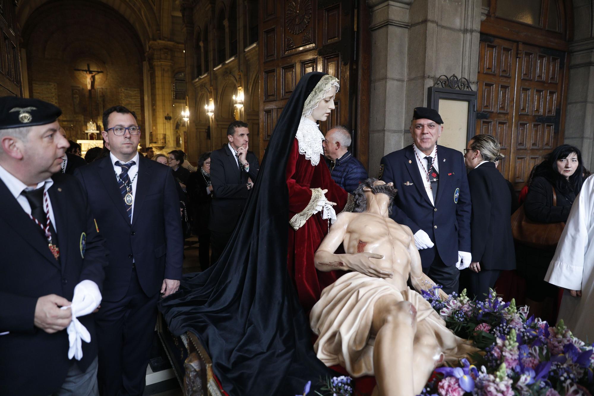 En imágenes: así fue el traslado de la Piedad en Gijón