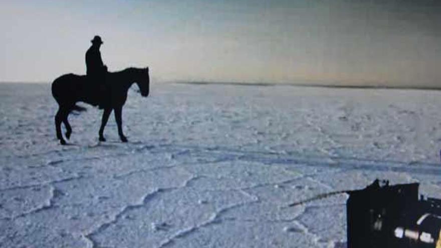 Sam Shepard, en un momento del rodaje en un desierto de sal boliviano.  // RTVE.ES