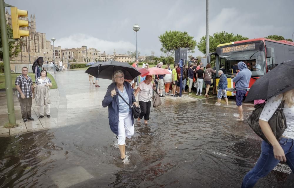 Saturación de tráfico y gente por la lluvia