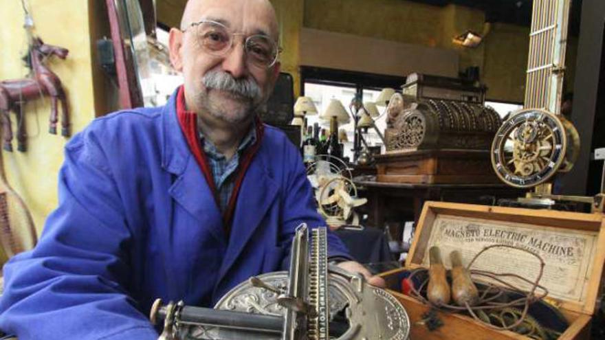 Ricardo Castro, restaurador de antigüedades mecánicas, en su taller de Elda.