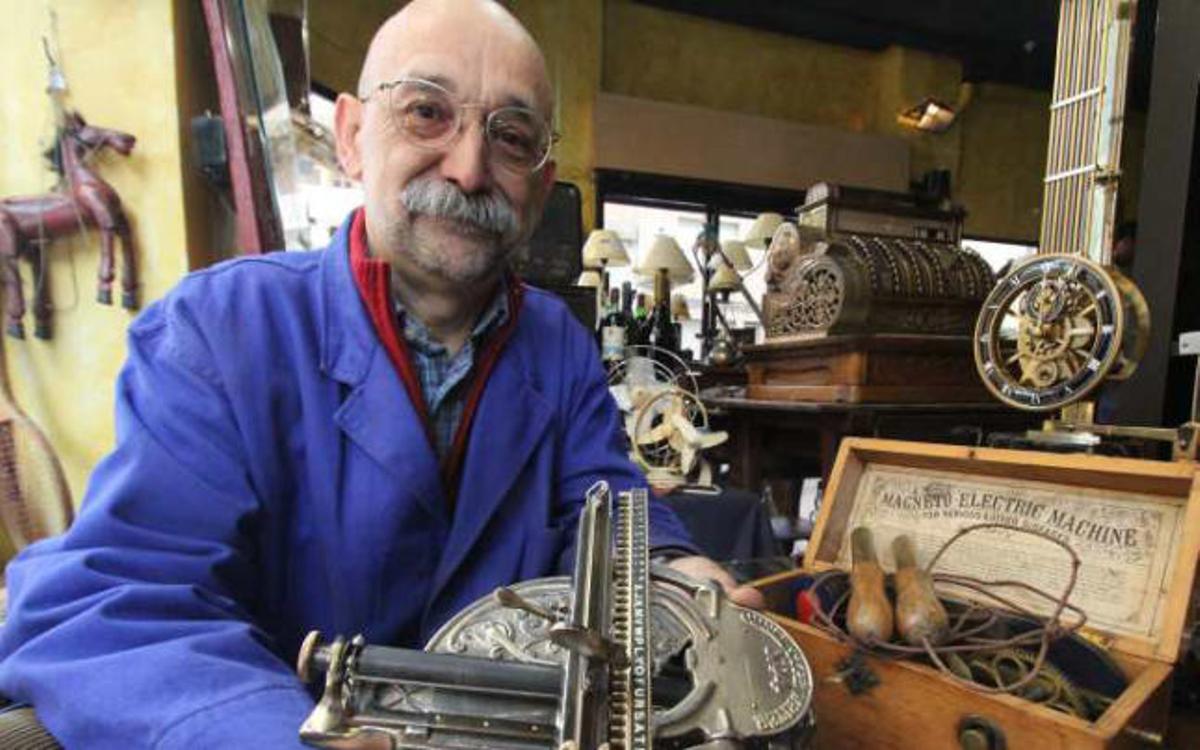 Ricardo Castro, restaurador de antigüedades mecánicas, en su taller de Elda.