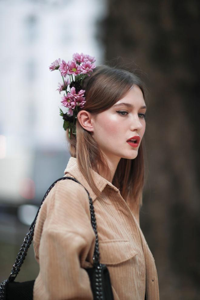 Complementos para el pelo: tocado de flores en el 'street style' de Milán