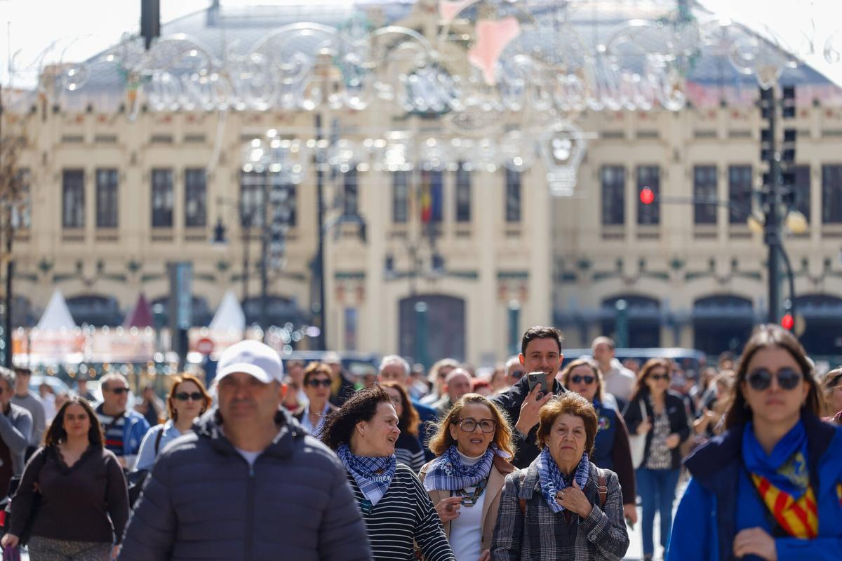 Gente saliendo de la mascletá para ir a la estación del Norte de Renfe para coger un tren