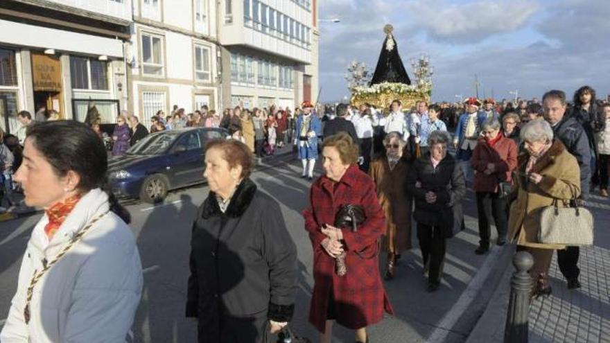 Procesión de la Virgen de la Soledad, a su paso por la Marina. / víctor echave