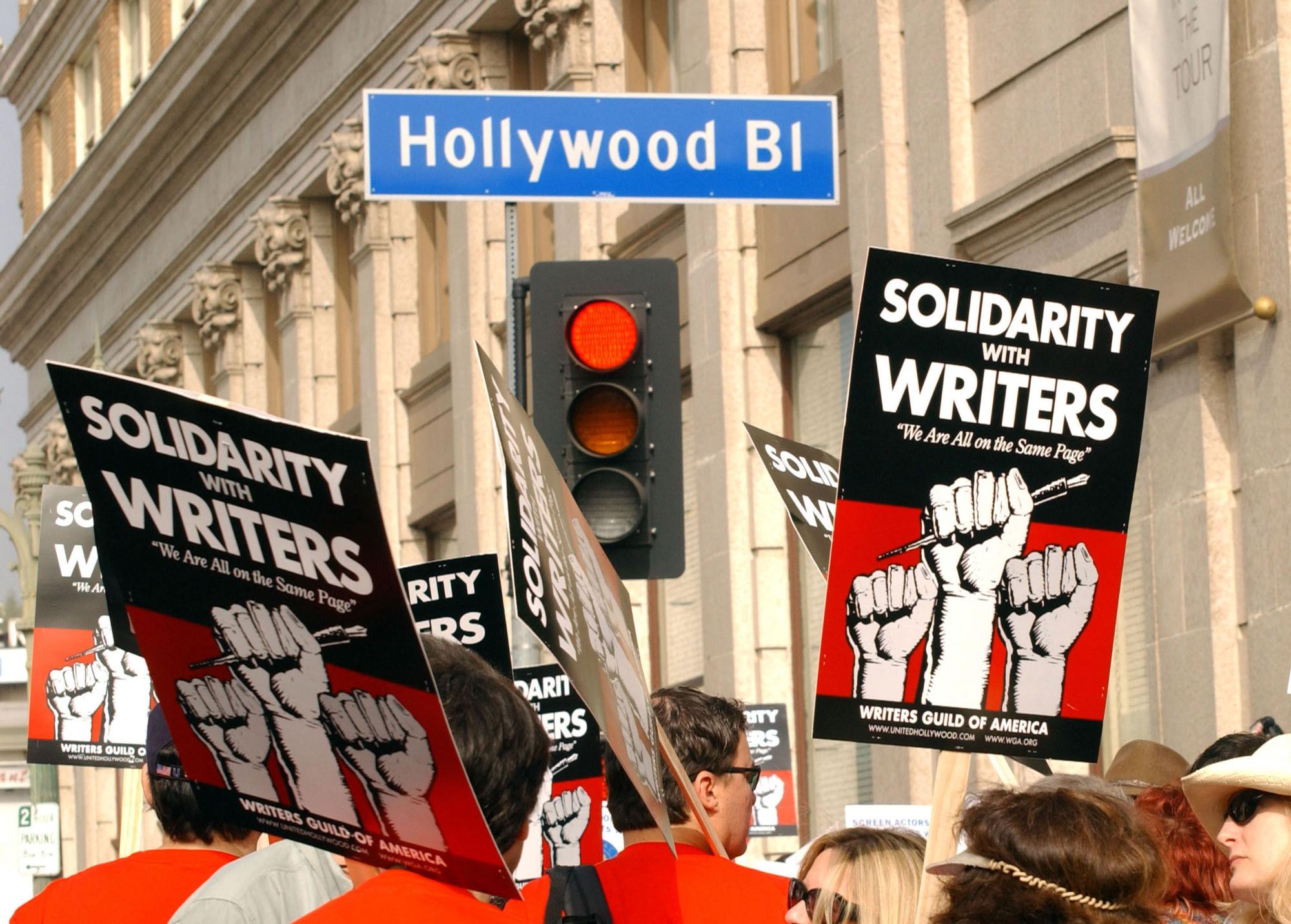 Pancartas de apoyo a la huelga de guionistas.