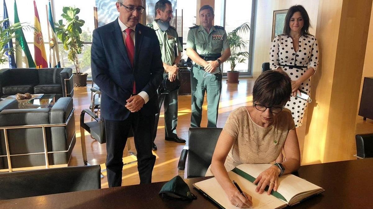 La directora general de la Guardia Civil, María Gámez, firma en el Libro de Honor de la Diputación junto al presidente de esta institucion, Francisco Salado.