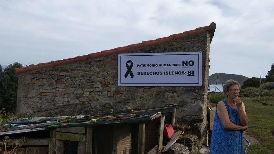 Pancartas en la isla de Ons contra la declaración como Patrimonio de la Humanidad. // Fdv