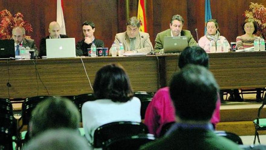 La junta directiva, con Félix Fernández en el centro, durante la asamblea celebrada ayer.