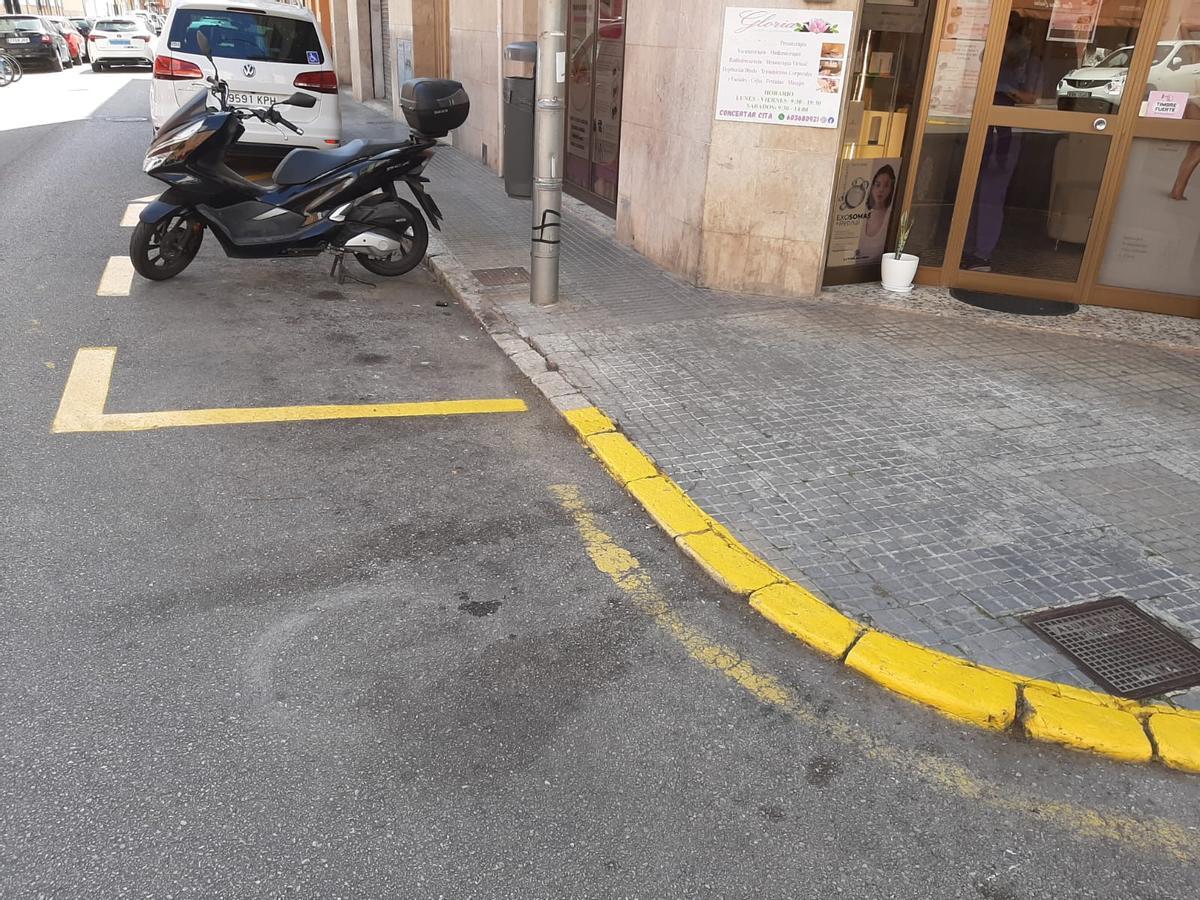 Los bordillos de piedra viva, embadurnados de pintura amarilla en la zona de la plaza de toros de Palma Los bordillos de piedra viva, embadurnados de pintura amarilla en la zona de la plaza de toros de Palma