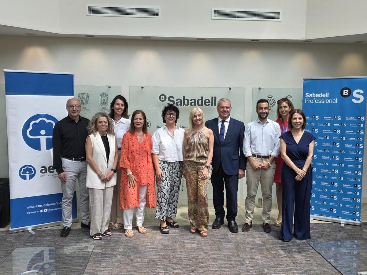 AEFA ha celebrado su Junta Directiva en la sede del Banco Sabadell en Alicante.