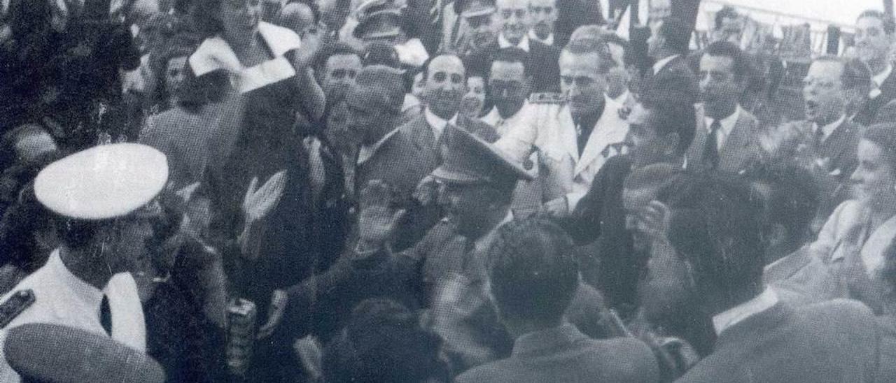 Entusiástico recibimiento a Franco en el Real Club Astur de Regatas en 1949.