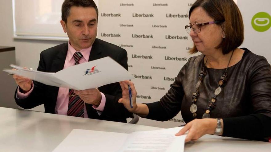 Laureano Calvo y Marta Pérez firman el convenio de colaboración.