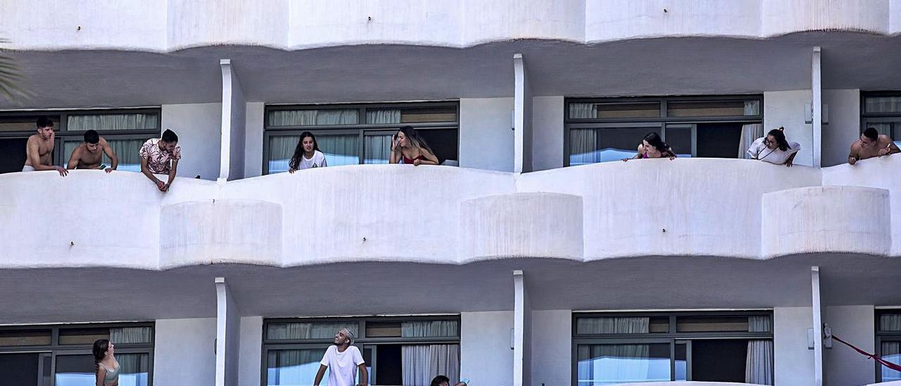 Algunos de los estudiantes confinados estos días en el hotel covid.