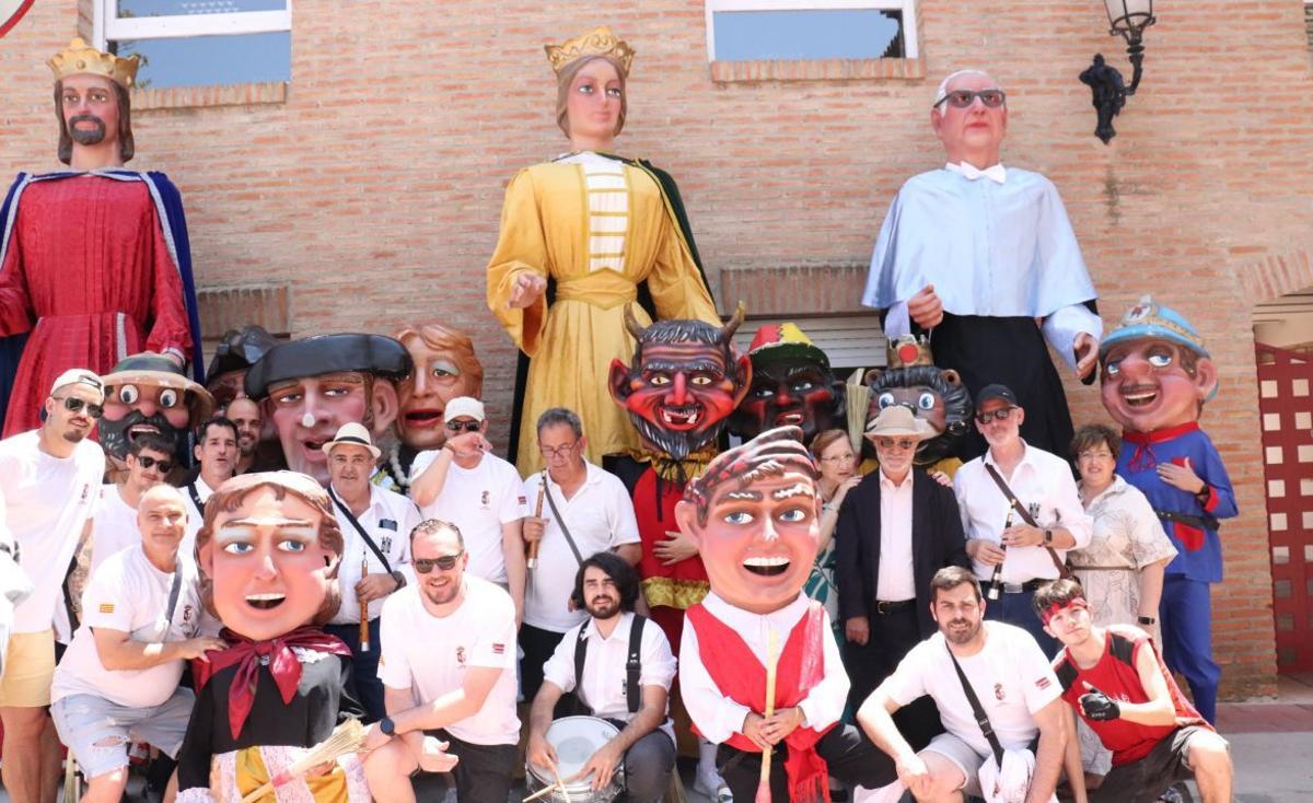 Foto de familia con la comparsa de gigantes y cabezudos. | AYUNTAMIENTO DE LA PUEBLA DE ALFINDÉN