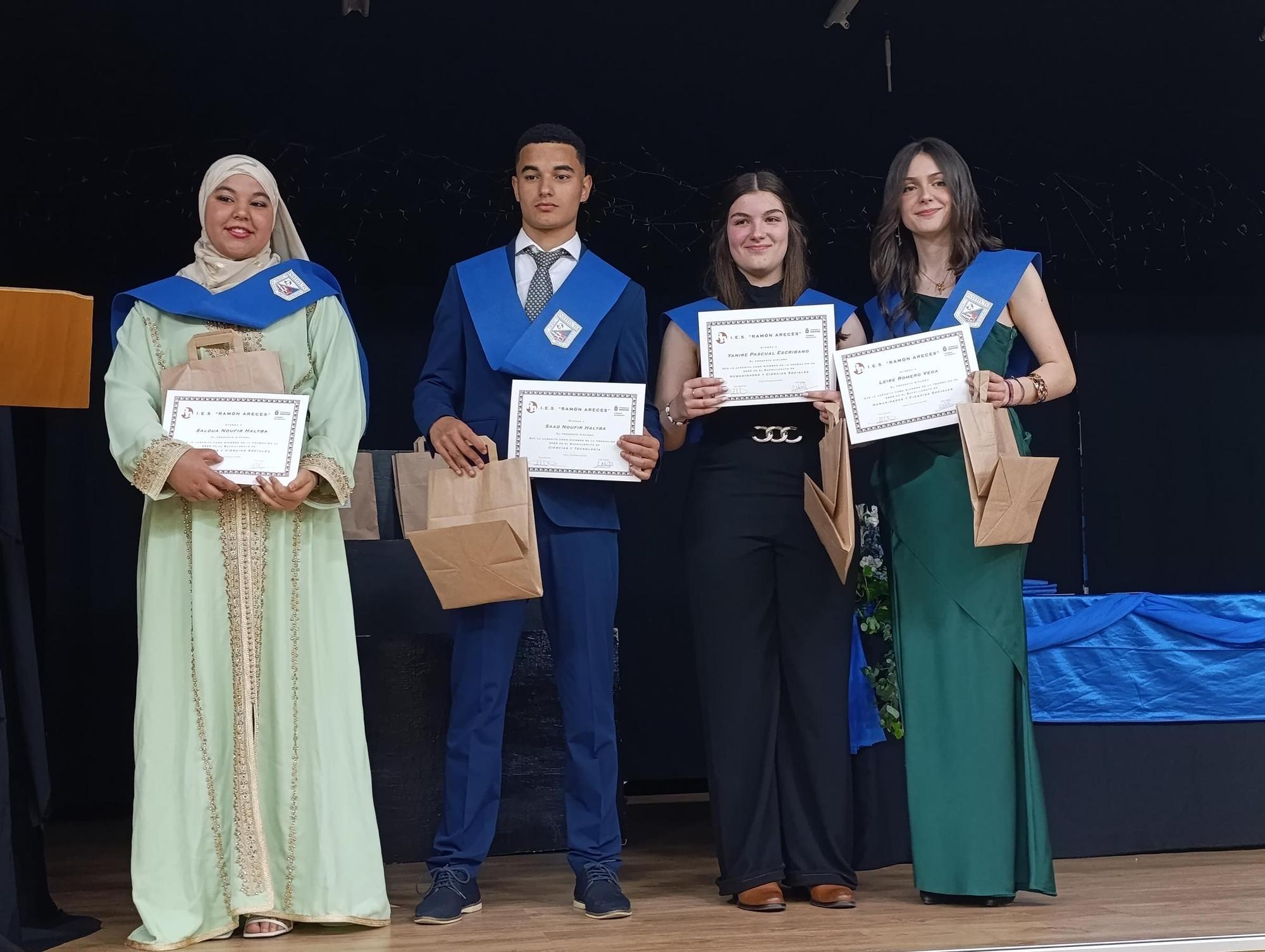 Diplomas y música en la Graduación del Ramón Areces de Grado