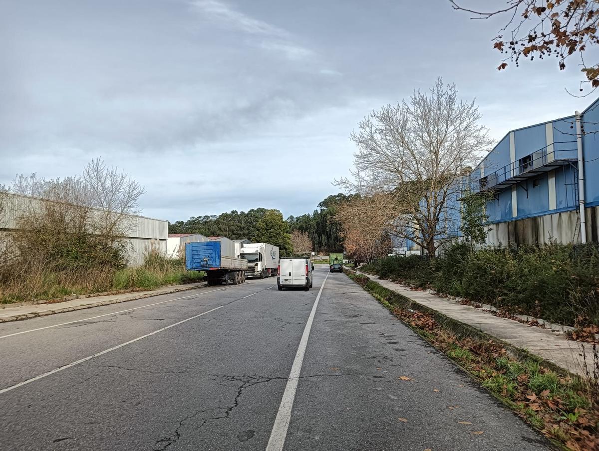 Una vista de las sendas peatonales a los lados del vial principal de Castiñeiras, llenas de maleza.