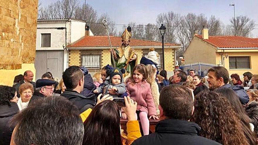 Los niños de Jambrina buscan la protección de san Geminiano