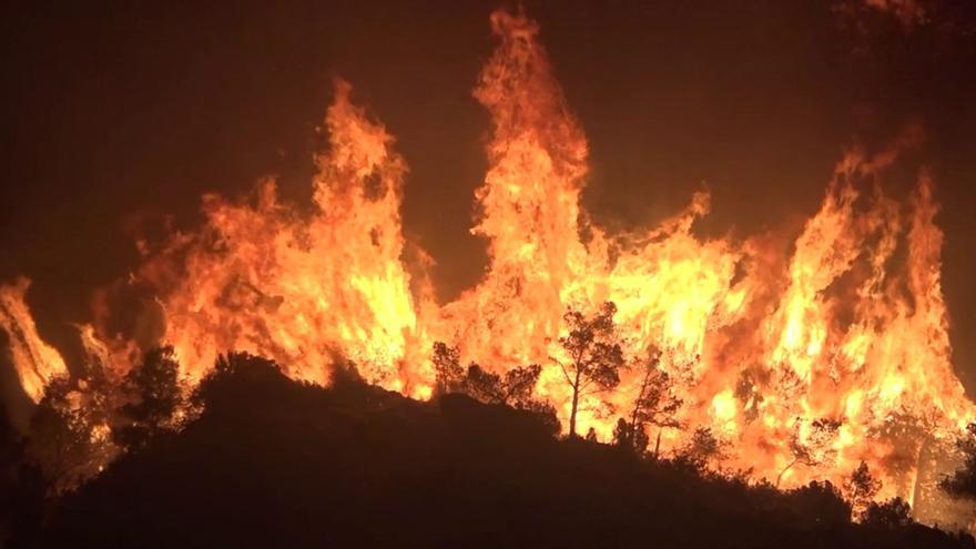 Vídeo de esta pasada noche del incendio en su flanco derecho bajando a Montan