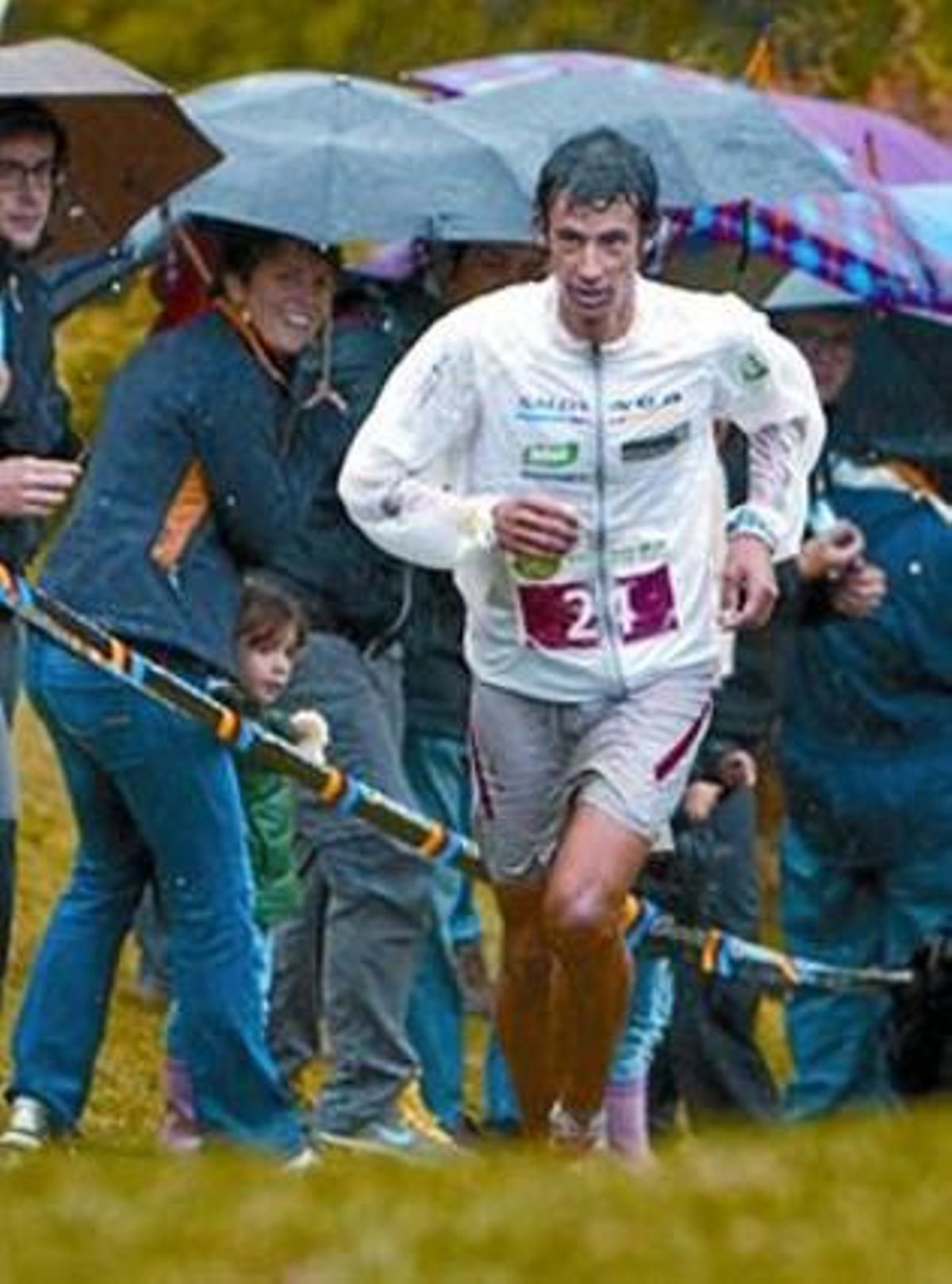 Kilian Jornet, corrent en solitari, sota una pluja intensa i envoltat del públic que va animar a cada refugi. Kilian Jornet, corrent en solitari, sota una pluja intensa i envoltat del públic que va animar a cada refugi.