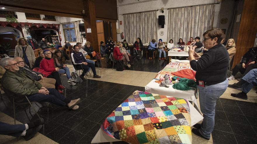 Varias asociaciones se citan para tejer con hilos de solidaridad el árbol de la próxima Navidad en el Centro Aragonés del Port de Sagunt