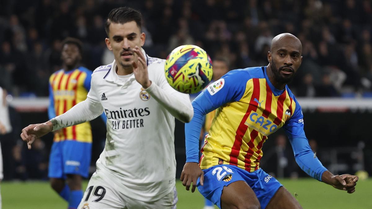 Ceballos pugna con Foulquier durante el Madrid - Valencia de Liga