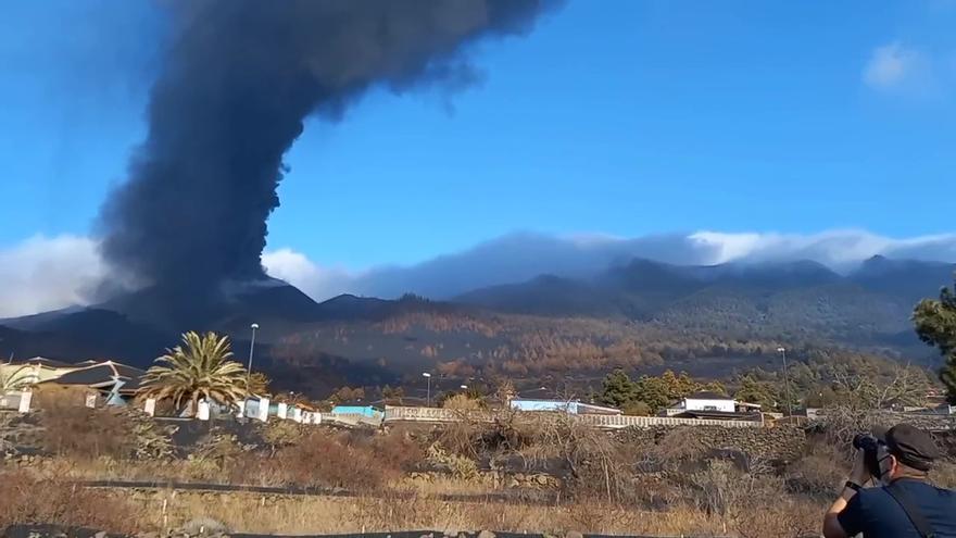 Lluvia de ceniza del volcán de La Palma desde Las Manchas