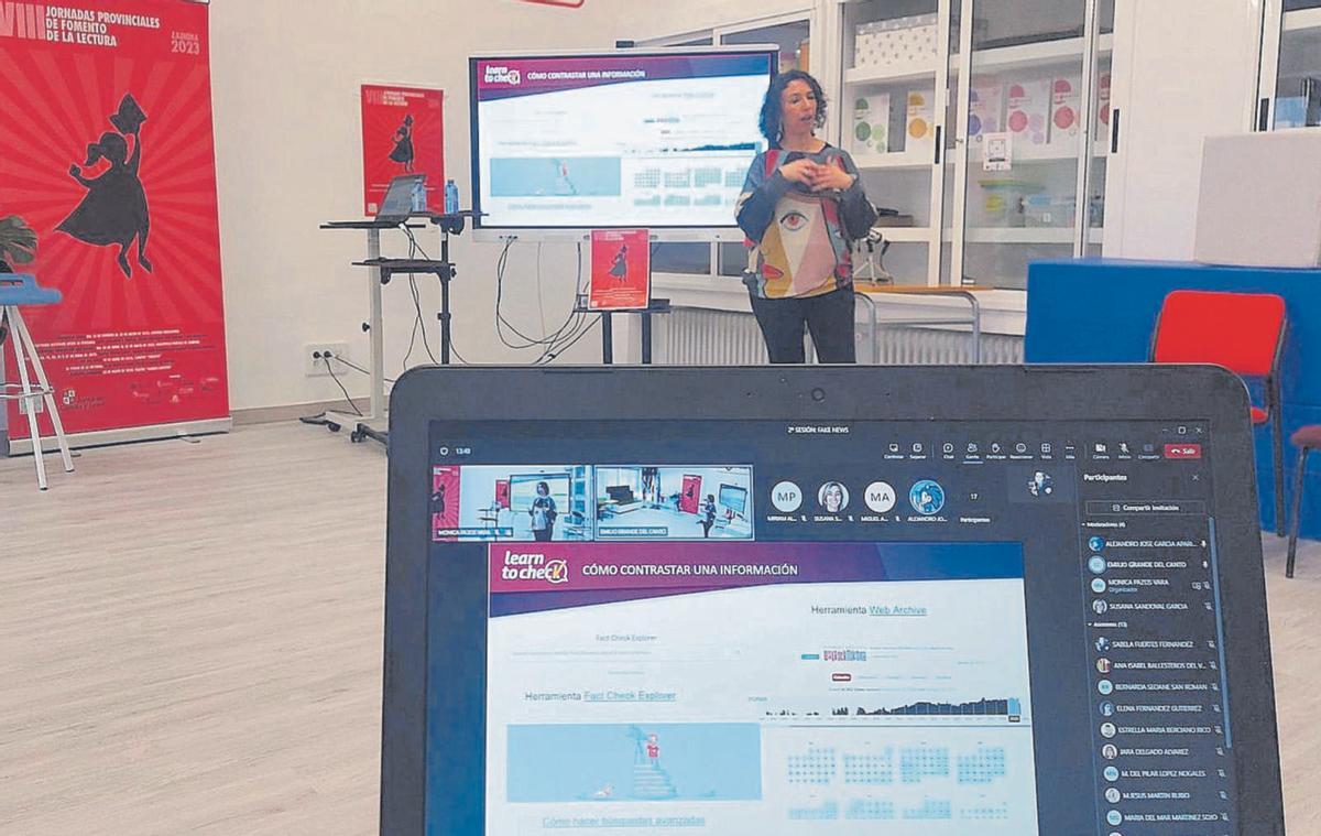 La ponente Nereida Carrillo Pérez, durante una de las sesiones del curso sobre las «fake news» en el CFIE de Benavente. | |  CEDIDA