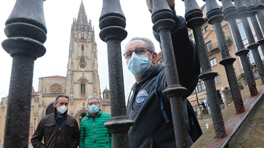 Manuel Sánchez Terán, Ramón Cimadevilla y Juan Manuel Corujo, énte la Catedral d&#039;Uviéu. | Miki López