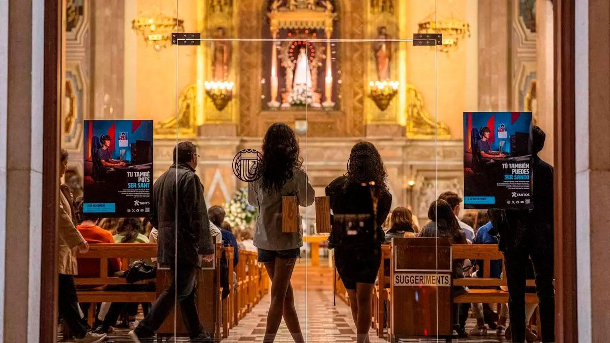 Dos jóvenes, en la misa vespertina del domingo en la parroquia de la Bonanova.
