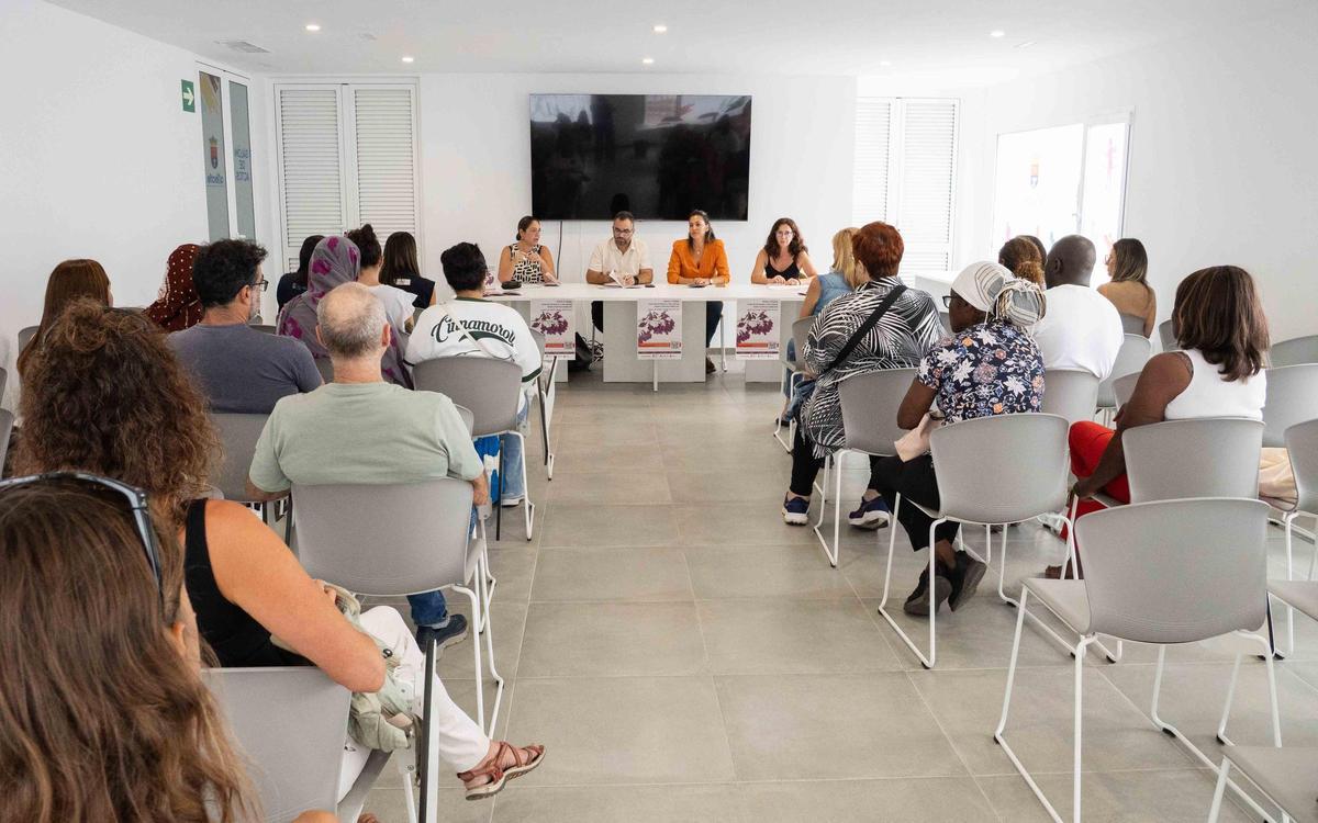 Asistentes, este miércoles, a la presentación de la guía 'Paso a Paso' del Ayuntamiento de Arrecife.