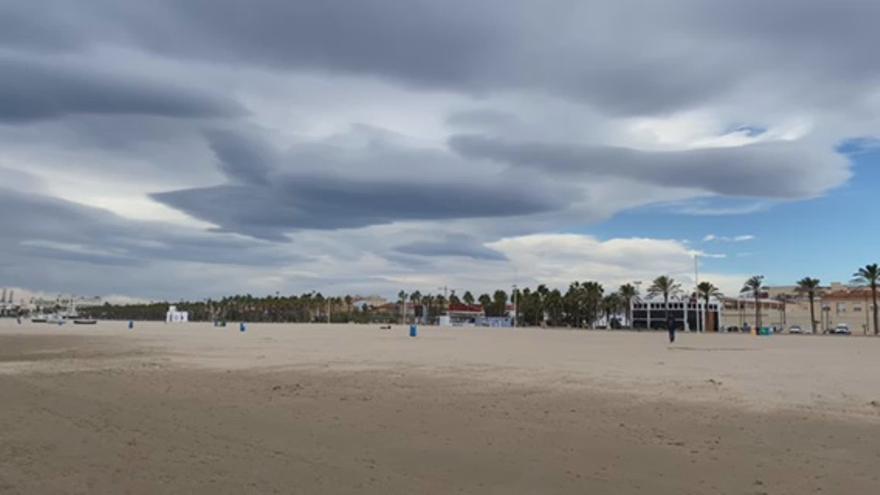 Así de fuerte sopla el viento hoy en la playa de la Malvarrosa de València