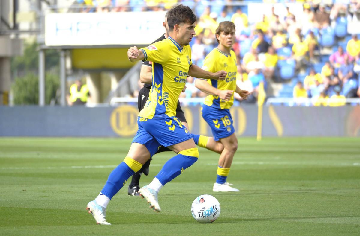 Manu Fuster conduce el balón en el partido ante el Real Zaragoza en el Estadio de Gran Canaria.