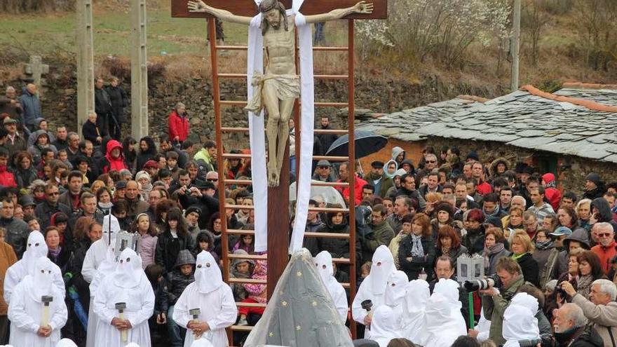 Cientos de personas siguen la Semana Santa de Bercianos.