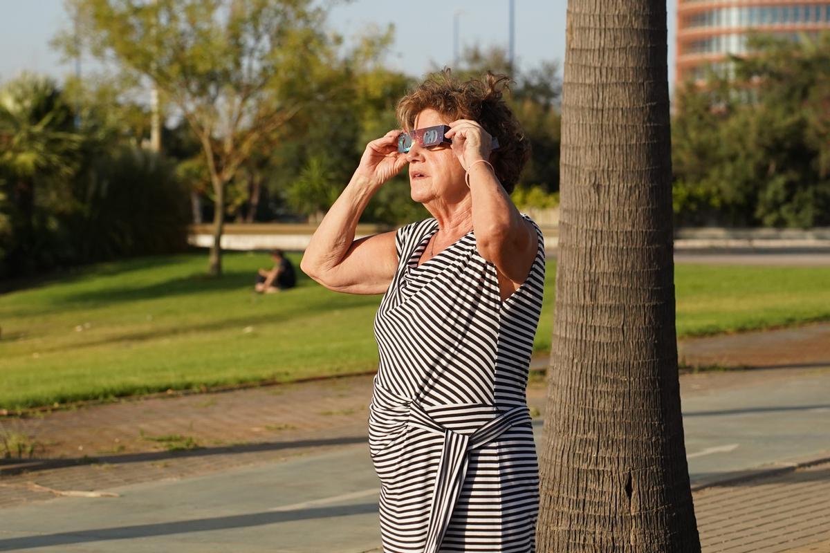En imágenes: así han vivido los sevillanos el eclipse solar