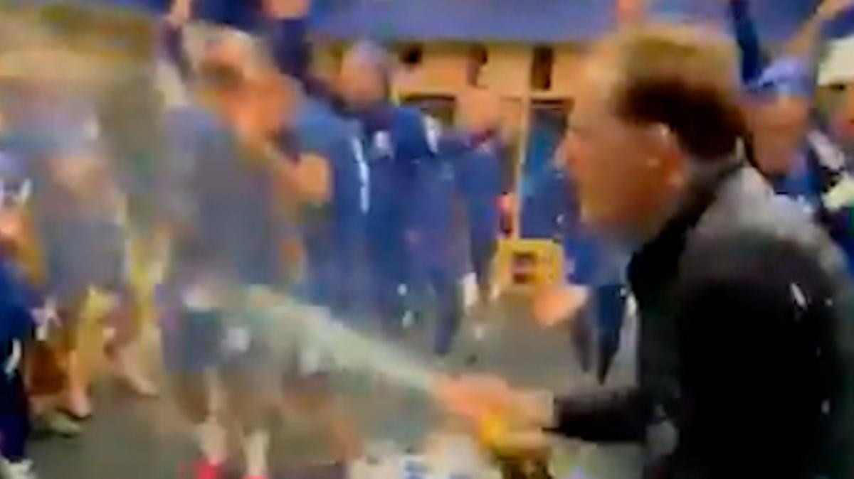 Tuchel la lía con el champagne en la celebración del vestuario del Chelsea