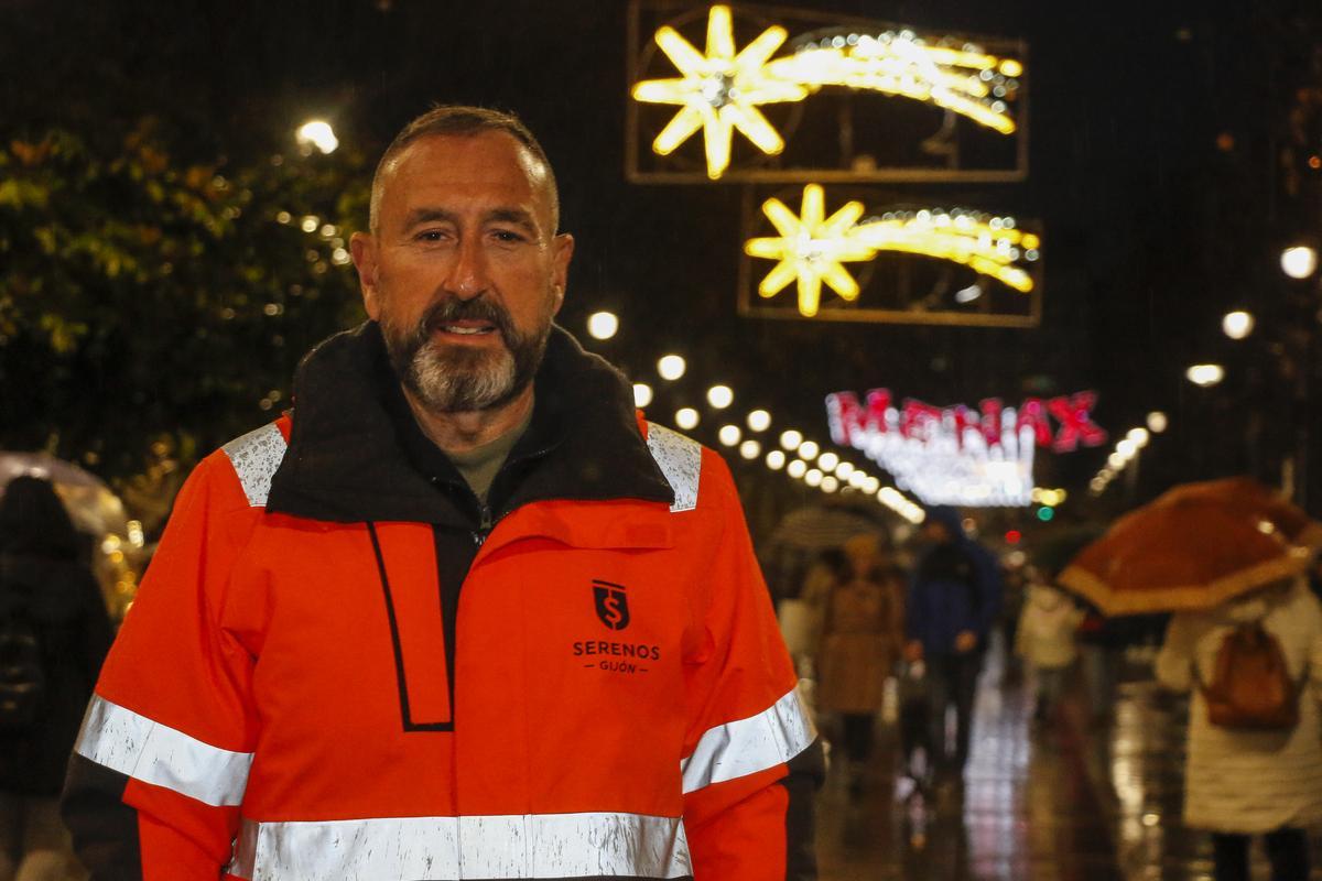 El sereno Javier Climent, en el paseo de Begoña de Gijón.