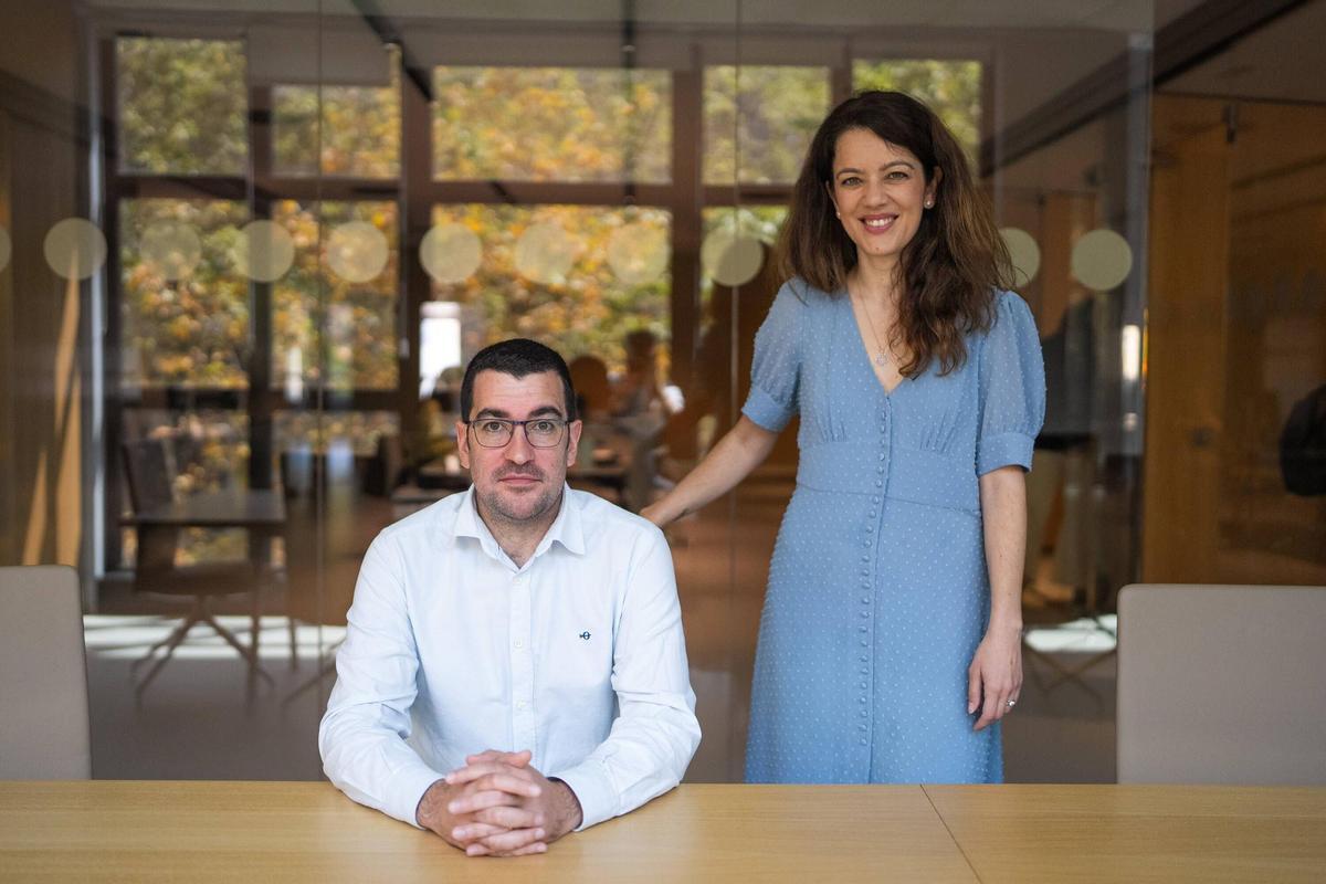 Los científicos Manuel Delgado Baquerizo y Elvan Böke, galardonados en los premios científicos de la Fundación del Banc Sabadell.