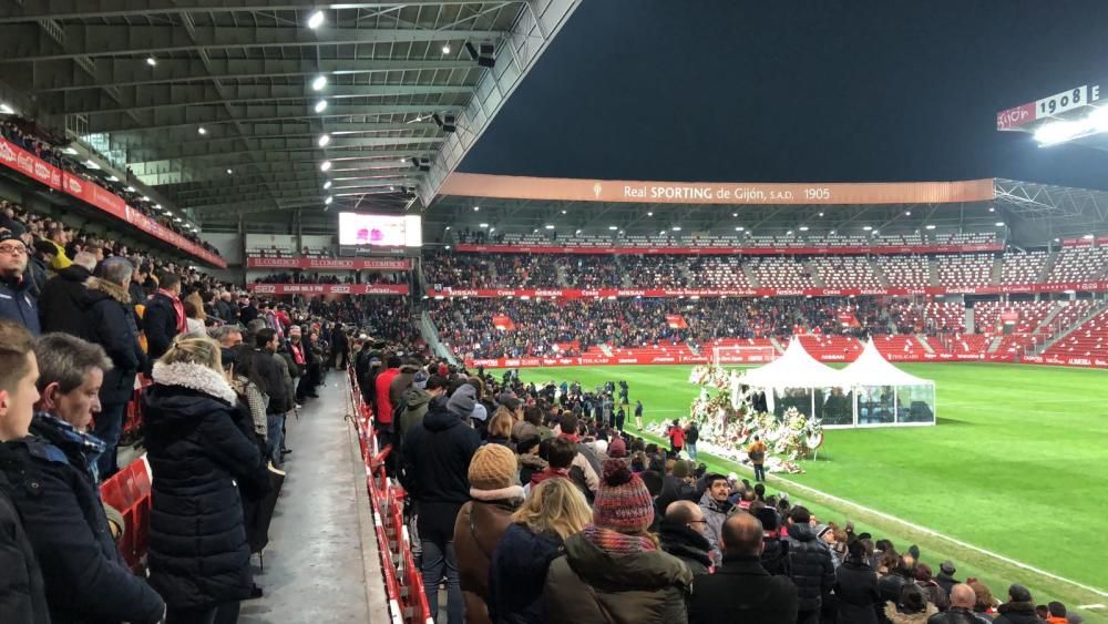 Miles de personas despiden a Quini en un abarrotado estadio de El Molinón