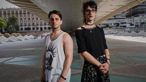 Saikan y Roxanne, dos personas de género no binario debajo del puente de la Exposición en València. 