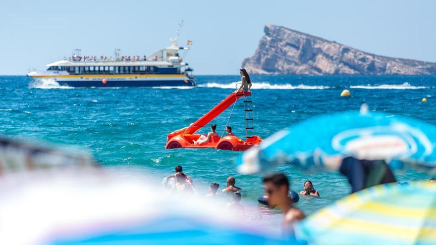 Los turistas extranjeros de la Costa Blanca pernoctan menos pero gastan más en el primer semestre del año