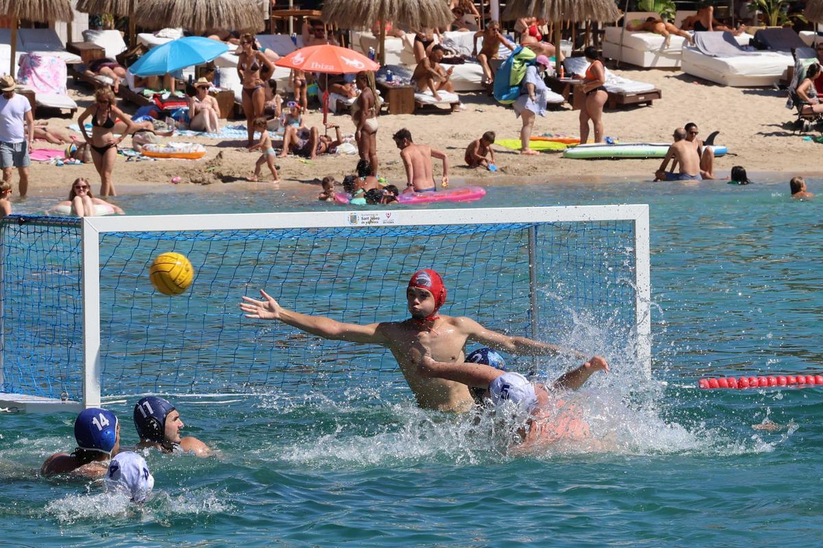 Imágenes de la jornada de fase de grupos del Beach Polo Sant Josep celebrado en Port des Torrent