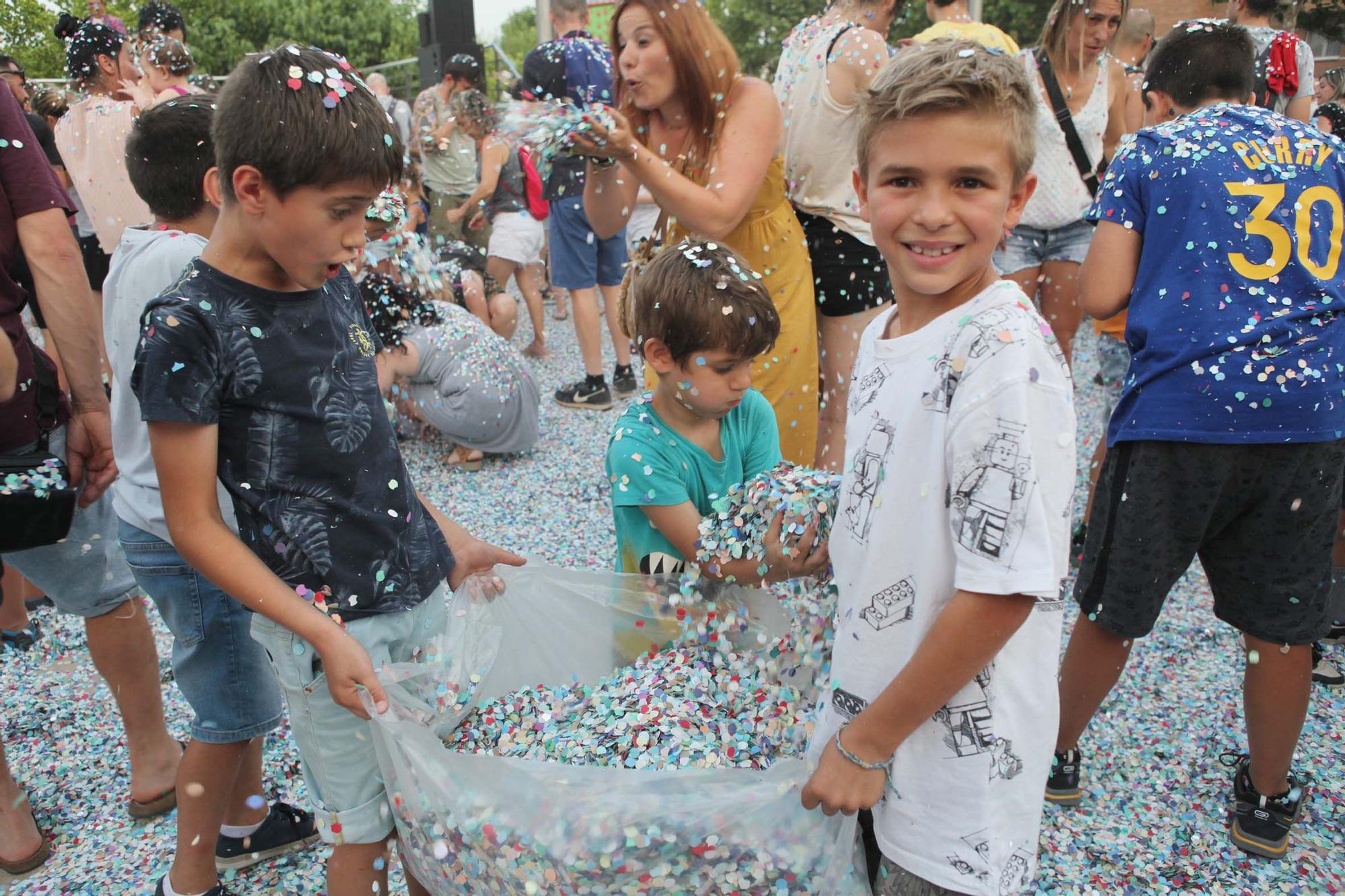 Pluja de confeti a la Festa Major Infantil de Sant Joan de Vilatorrada