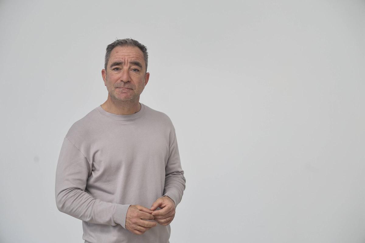 El escritor Álvaro García Hernández, antes de la entrevista con Levante-EMV.