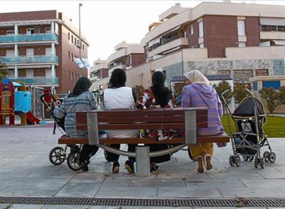 Cuatro mujeres vestidas con velo islámico, sentadas en un banco de Cunit (Baix Penedès) la semana pasada.